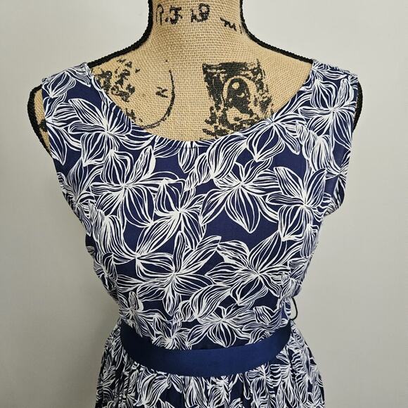 Vineyard Vines Blue & White Floral Maxi Dress Sleeveless Pockets Belted Size 4 - Picture 7 of 16